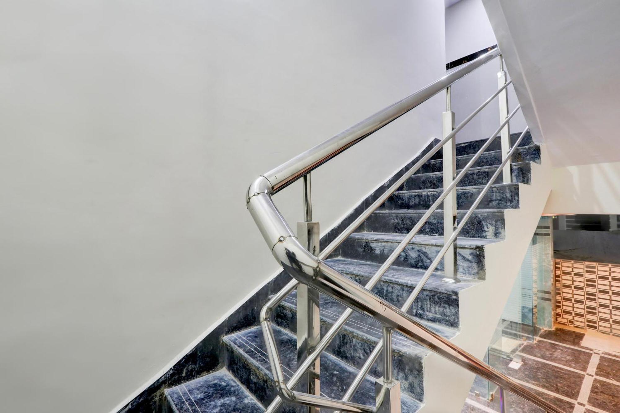 Super Townhouse Nanak Ram Guda Near Waverock Sez Haidarábád Kültér fotó